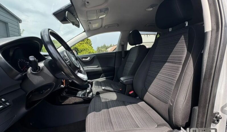 KIA Stonic  | FWD (przód) | Manualna | 120 KM | Srebrny full