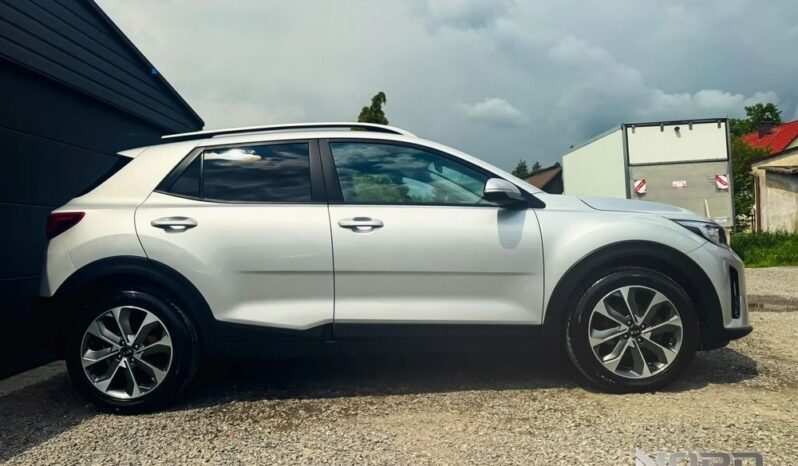 KIA Stonic  | FWD (przód) | Manualna | 120 KM | Srebrny full