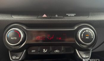 KIA Stonic  | FWD (przód) | Manualna | 120 KM | Srebrny full