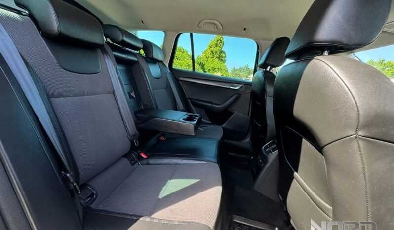 SKODA Octavia  | 4×4 (stały) | Automatyczna | 184 KM | Czarny full