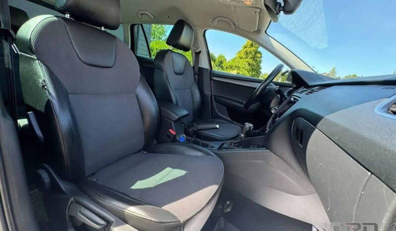 SKODA Octavia  | 4×4 (stały) | Automatyczna | 184 KM | Czarny full