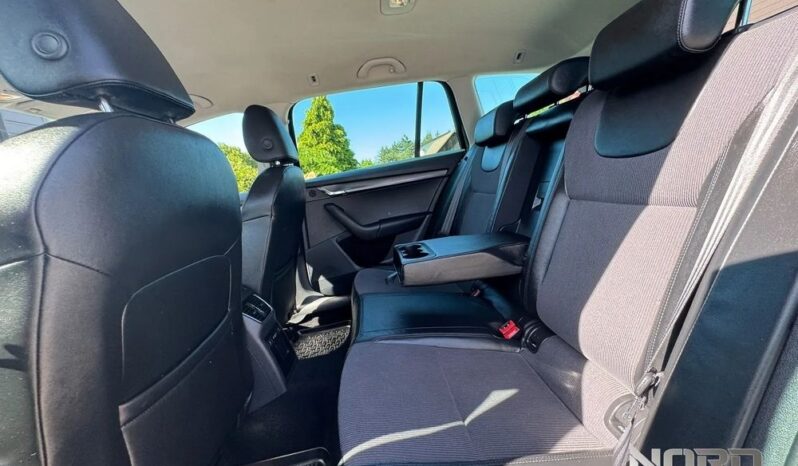 SKODA Octavia  | 4×4 (stały) | Automatyczna | 184 KM | Czarny full