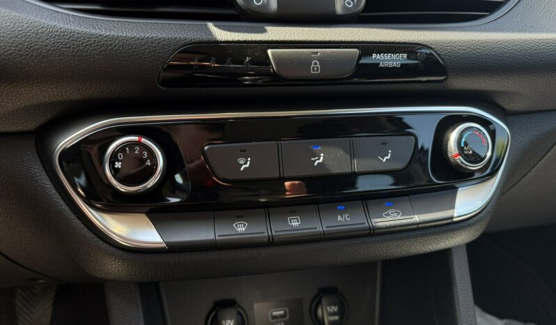 HYUNDAI I30  | przedni | Manualna | 120 KM | Srebrny full
