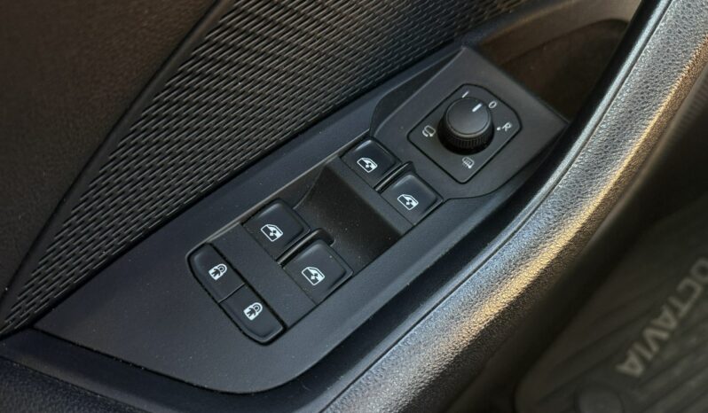 SKODA Octavia  | przedni | Manualna | 150 KM | Niebieski full