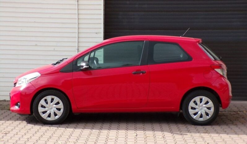 TOYOTA Yaris  | FWD (przód) | Manualna | 70 KM | Czerwony full
