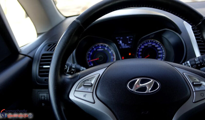 HYUNDAI ix20  | FWD (przód) | Manualna | 90 KM | Srebrny full