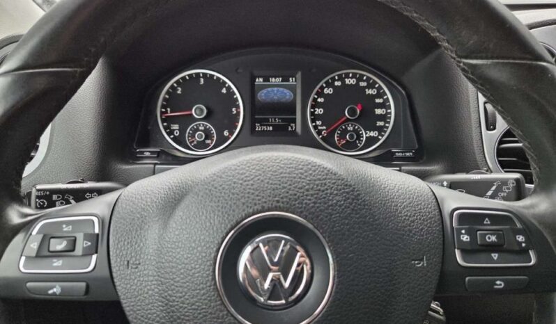 VOLKSWAGEN Tiguan  | 4×4 (doł. automatycznie) | Automatyczna | 140 KM | Biały full