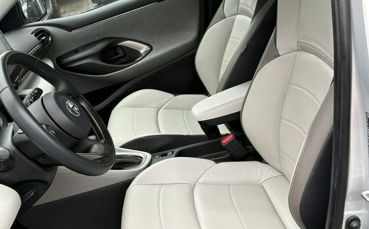 TOYOTA Yaris  | FWD (przód) | Automatyczna | 92 KM | Srebrny full