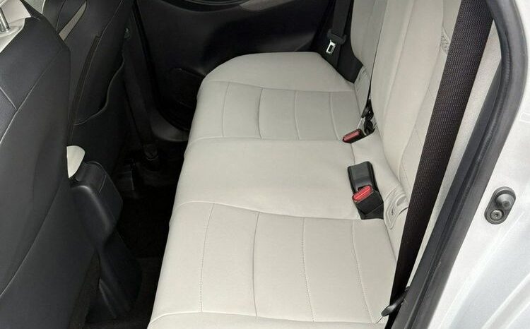 TOYOTA Yaris  | FWD (przód) | Automatyczna | 92 KM | Srebrny full