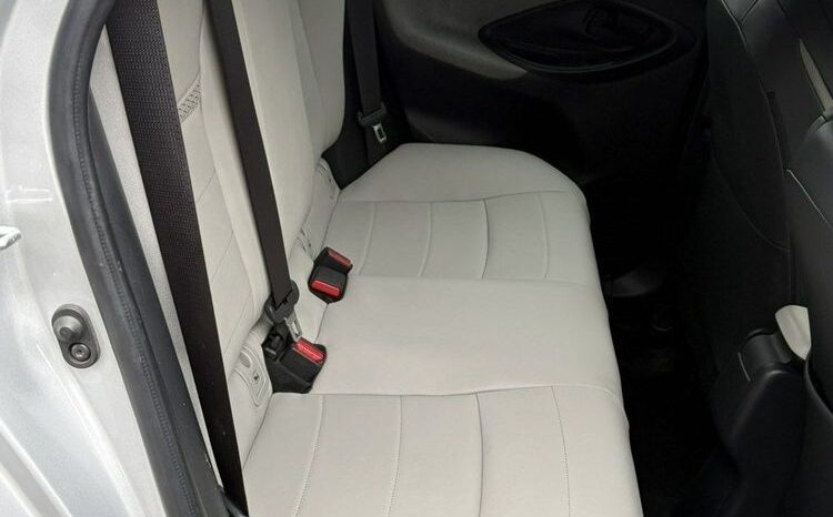 TOYOTA Yaris  | FWD (przód) | Automatyczna | 92 KM | Srebrny full