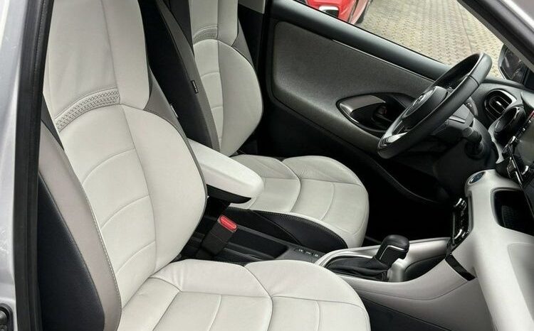 TOYOTA Yaris  | FWD (przód) | Automatyczna | 92 KM | Srebrny full