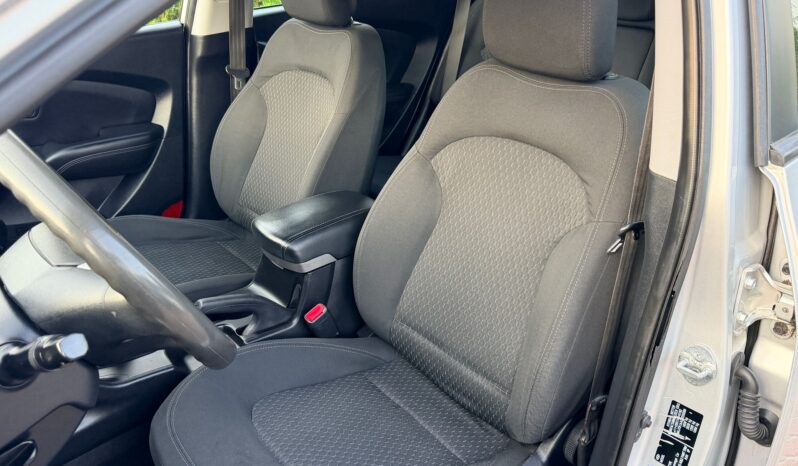 HYUNDAI ix35  | FWD (przód) | Manualna | 135 KM | Srebrny full