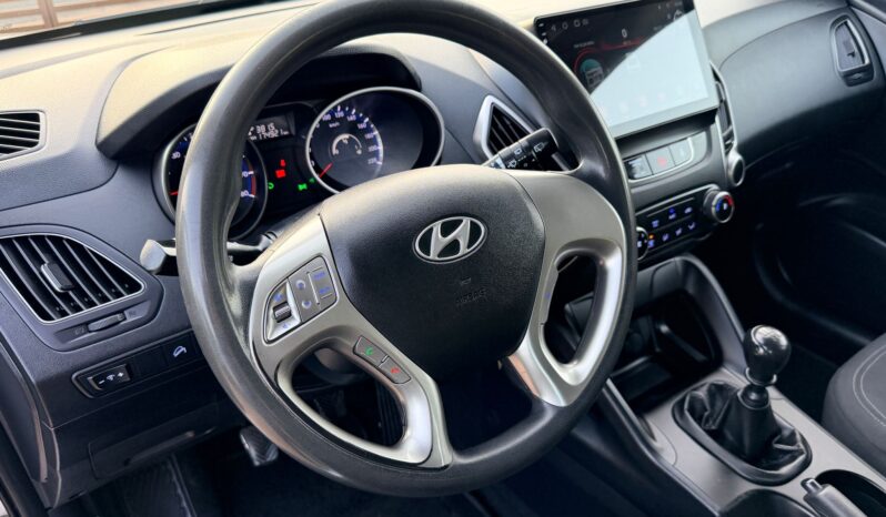 HYUNDAI ix35  | FWD (przód) | Manualna | 135 KM | Srebrny full