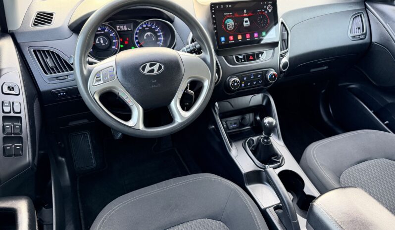 HYUNDAI ix35  | FWD (przód) | Manualna | 135 KM | Srebrny full