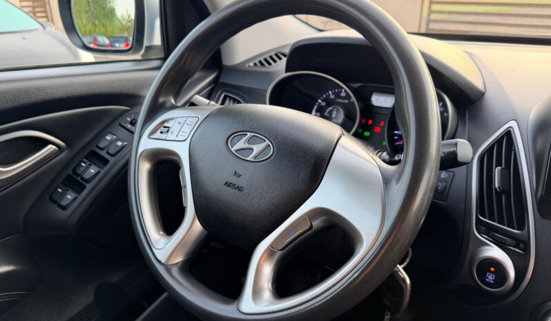 HYUNDAI ix35  | FWD (przód) | Manualna | 135 KM | Srebrny full