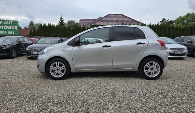 TOYOTA Yaris  | FWD (przód) | Manualna | 100 KM | Srebrny full