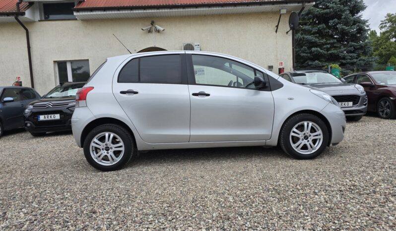 TOYOTA Yaris  | FWD (przód) | Manualna | 100 KM | Srebrny full