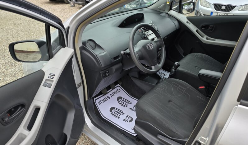 TOYOTA Yaris  | FWD (przód) | Manualna | 100 KM | Srebrny full