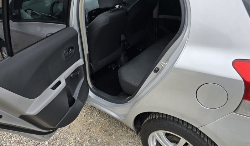 TOYOTA Yaris  | FWD (przód) | Manualna | 100 KM | Srebrny full
