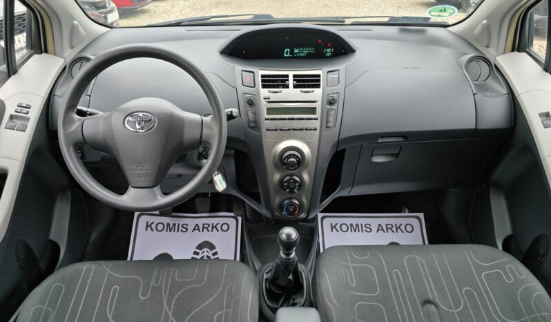 TOYOTA Yaris  | FWD (przód) | Manualna | 100 KM | Srebrny full