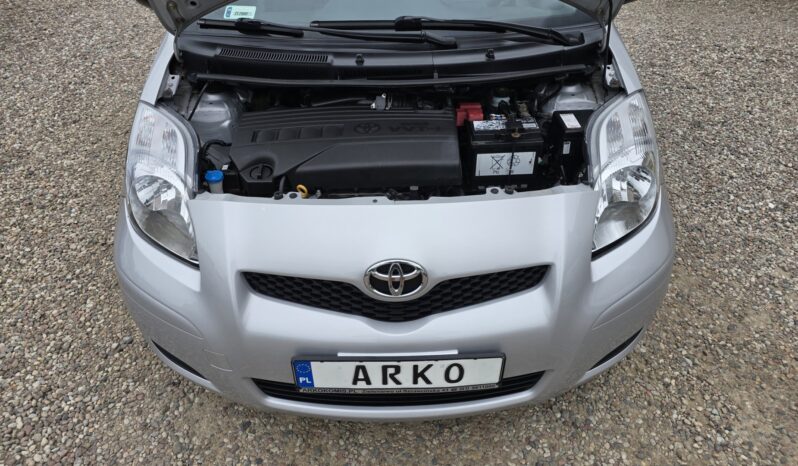 TOYOTA Yaris  | FWD (przód) | Manualna | 100 KM | Srebrny full