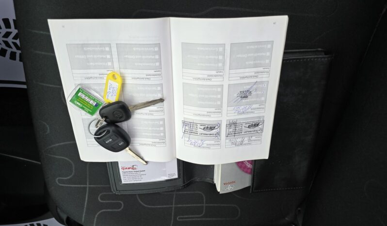 TOYOTA Yaris  | FWD (przód) | Manualna | 100 KM | Srebrny full
