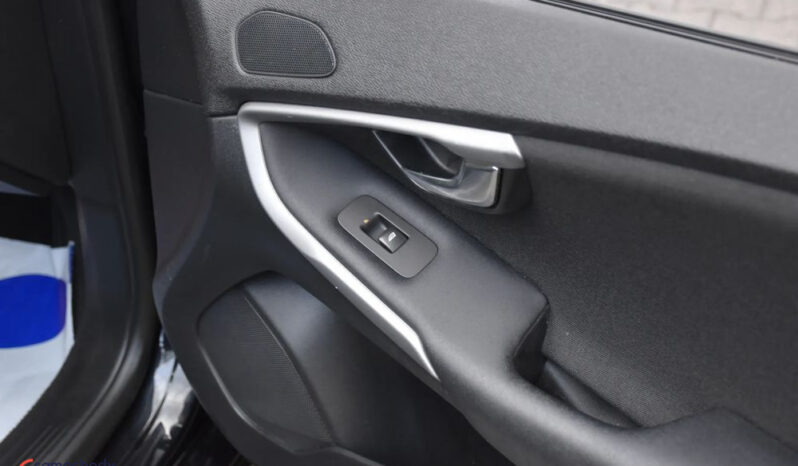 VOLVO V40  | FWD (przód) | Manualna | 150 KM | Czarny full