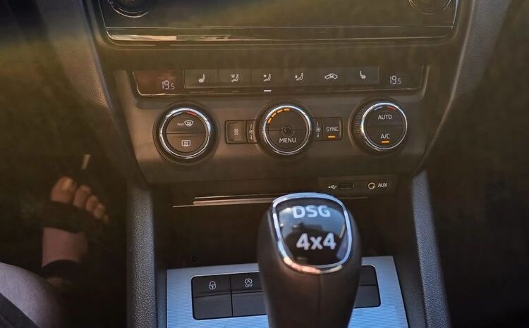 SKODA Octavia  | 4×4 (stały) | Automatyczna | 180 KM | Granatowy full