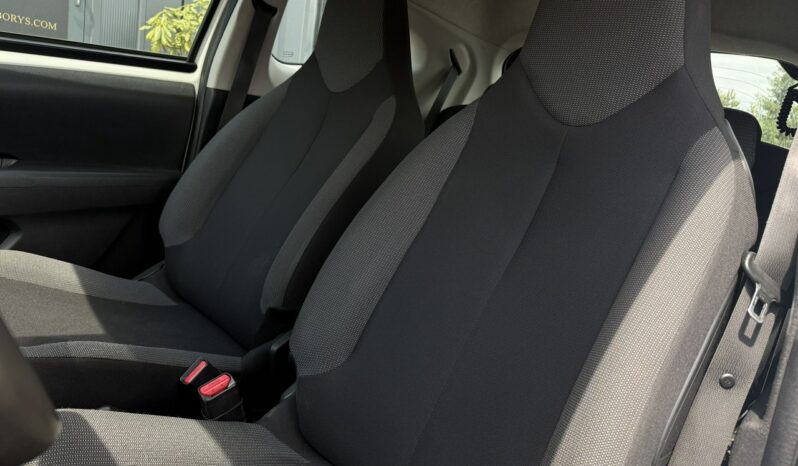 TOYOTA Aygo  | przedni | Manualna | 72 KM | bialy full