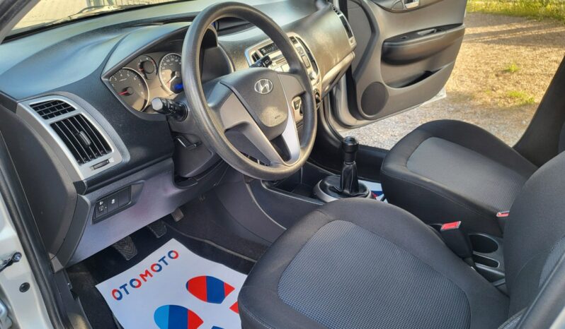 HYUNDAI i20  | przedni | Manualna | 85 KM | Srebrny full