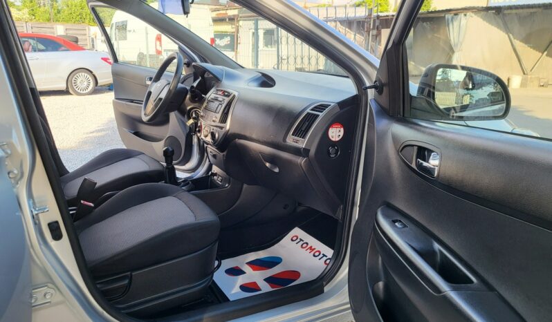 HYUNDAI i20  | przedni | Manualna | 85 KM | Srebrny full