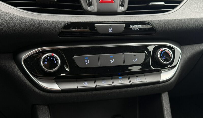 HYUNDAI I30  | FWD (przód) | Manualna | 120 KM | Srebrny full