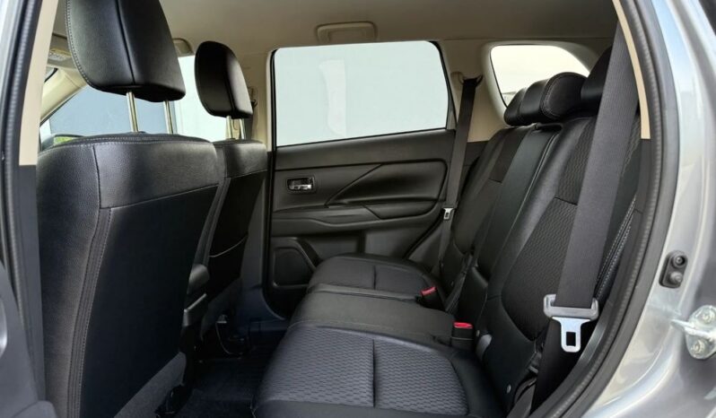 MITSUBISHI Outlander  | 4×4 (doł. automatycznie) | Automatyczna | 150 KM | Szary full