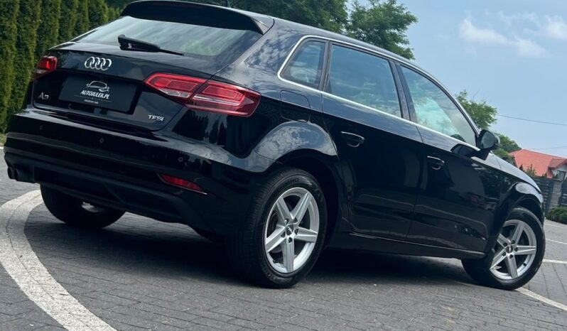 AUDI   A3     150 KM    Manualna    FWD (przód)    Czarny full
