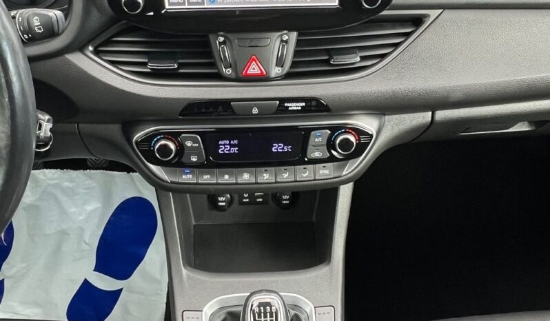 Hyundai   i30    115 KM    Manualna    FWD (przód)    Szary full