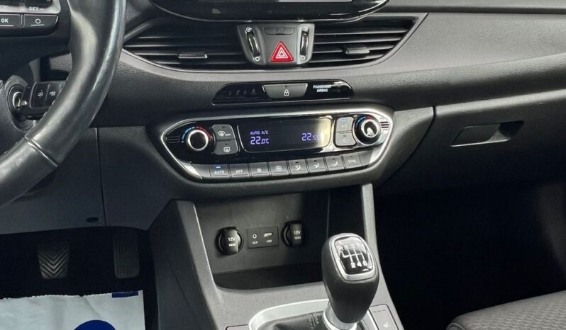 Hyundai   i30    115 KM    Manualna    FWD (przód)    Szary full