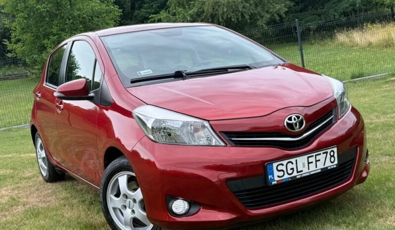 Toyota Yaris | Fwd (Przód) | Manualna | 99 Km | Bordowy