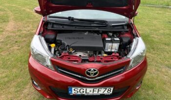 Toyota Yaris | FWD (przód) | Manualna | 99 KM | Bordowy full