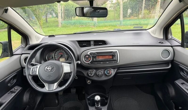 Toyota Yaris | FWD (przód) | Manualna | 99 KM | Bordowy full