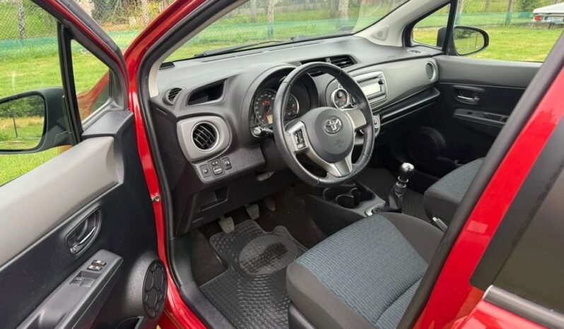 Toyota Yaris | FWD (przód) | Manualna | 99 KM | Bordowy full