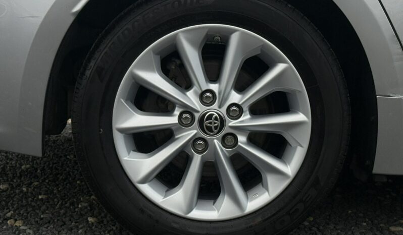 Toyota Corolla | FWD (przód) | Manualna | 125 KM | Srebrny full