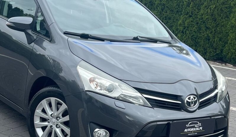 Toyota   Verso    112 KM    Manualna    FWD (przód)    Szary full