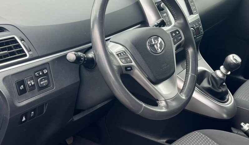 Toyota   Verso    112 KM    Manualna    FWD (przód)    Szary full