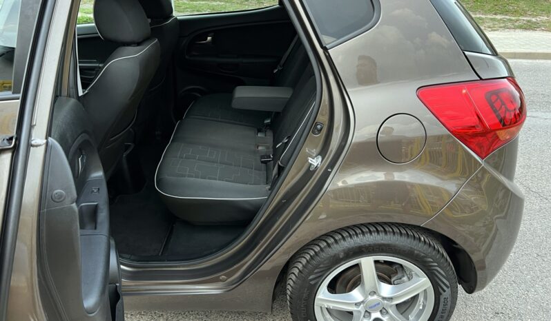 Kia Venga | FWD (przód) | Manualna | 128 KM | Brązowy full