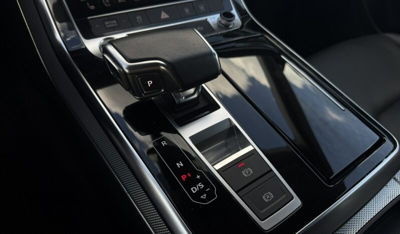 Audi Q8 | 4×4 (stały) | Automatyczna | 231 KM | Czarny full