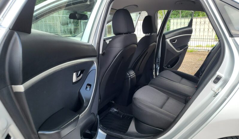 Hyundai i30 | FWD (przód) | Manualna | 100 KM | Srebrny full