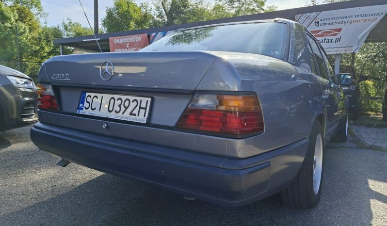 Mercedes-Benz Klasa E | RWD (tył) | Manualna | 136 KM | Srebrny full