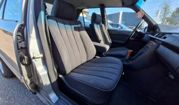 Mercedes-Benz Klasa E | RWD (tył) | Manualna | 136 KM | Srebrny full