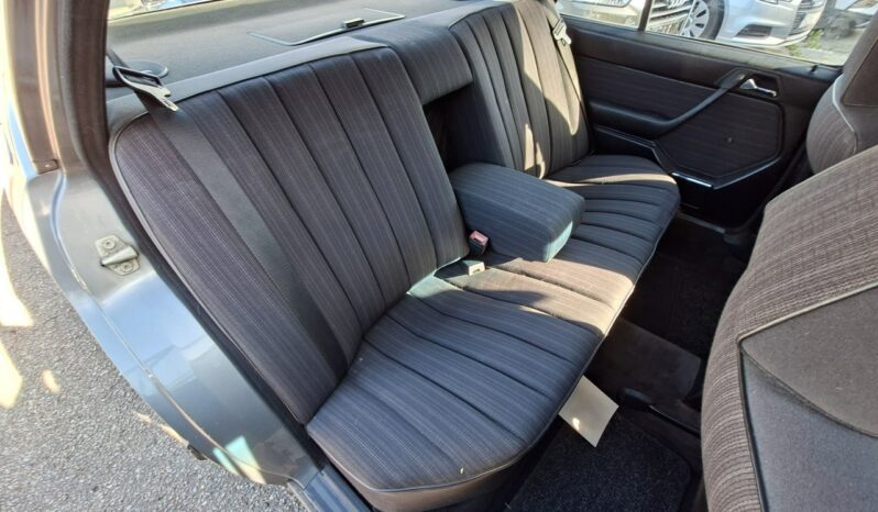Mercedes-Benz Klasa E | RWD (tył) | Manualna | 136 KM | Srebrny full