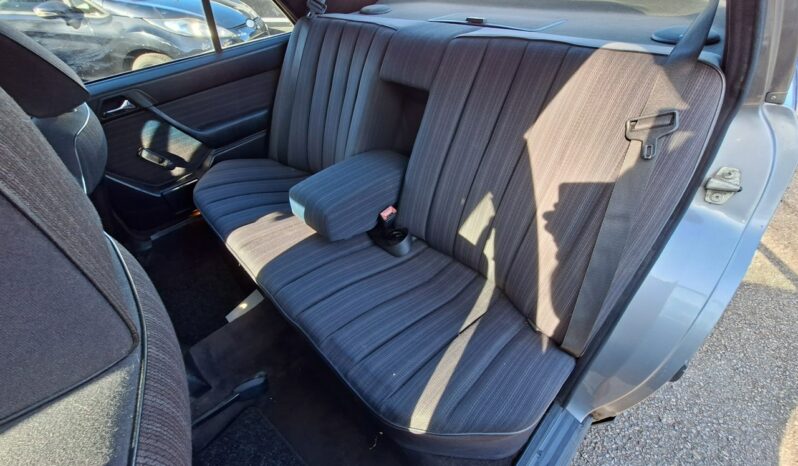 Mercedes-Benz Klasa E | RWD (tył) | Manualna | 136 KM | Srebrny full